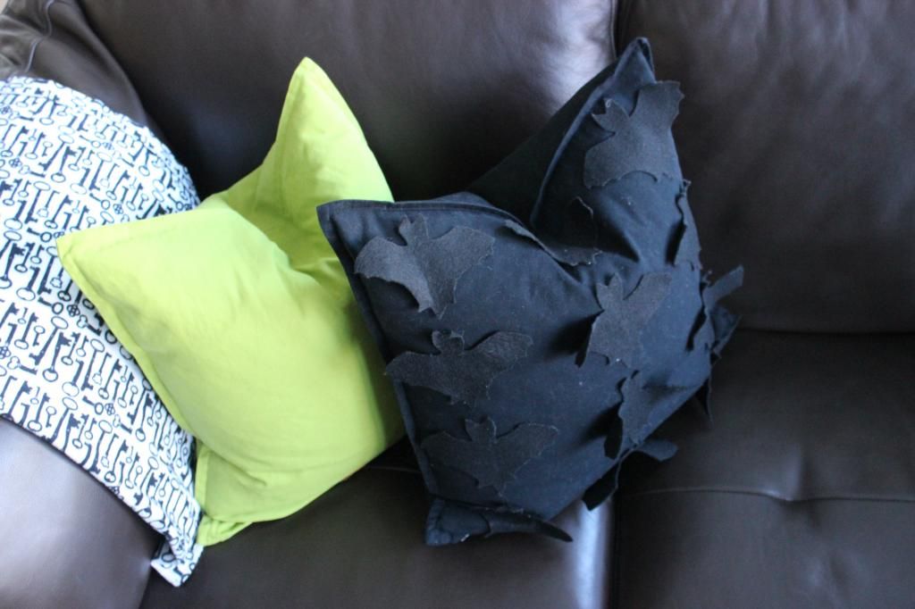 DIY halloween bat pillow from Ikea pillow cover