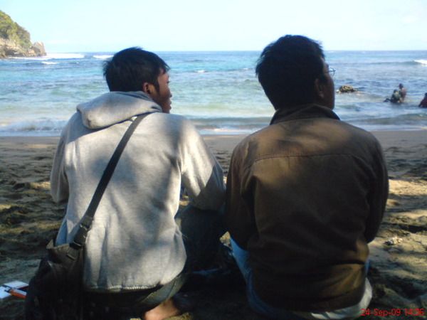 Berdua bersama Hari duduk melihat pantai Berdua bersama Hari duduk melihat pantai