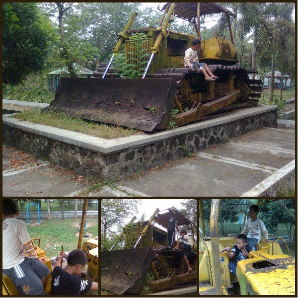 Naik Bulldozeer Tua yang Berjasa Membuat Bendungan Naik Bulldozeer Tua yang Berjasa Membuat Bendungan