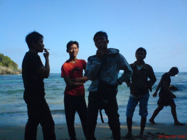 Subhan, Rohim, Hari, Andri dan orang lewat :D Subhan, Rohim, Hari, Andri dan orang lewat :D